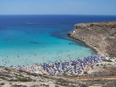 Lampedusa, l'isola paradisiaca, offre un'esperienza balneare mozzafiato con un'abbondanza di persone che si godono la sua bellezza.