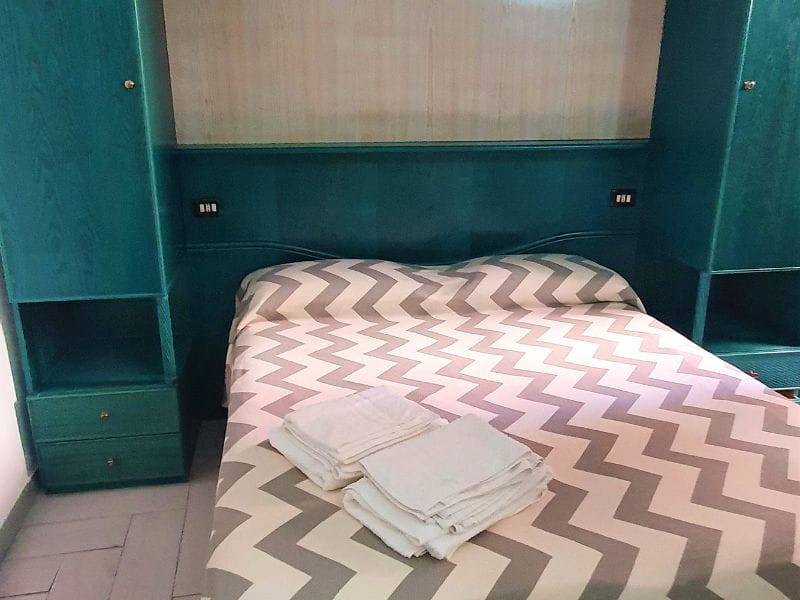 Uno o più letti in una camera presso l'Hotel Santa Rosa, che offre opzioni di soggiorno a Lampedusa per affitti vacanze tramite SBS Viaggi.