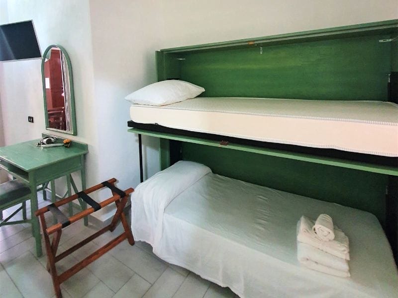 Uno o più letti in una camera che offre opzioni di soggiorno a Lampedusa per affitti vacanze tramite SBS Viaggi.