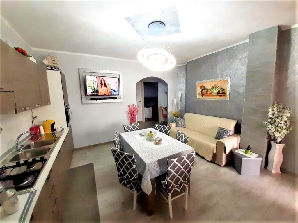 Un'accogliente cucina e zona pranzo dotata di TV a Lampedusa.
