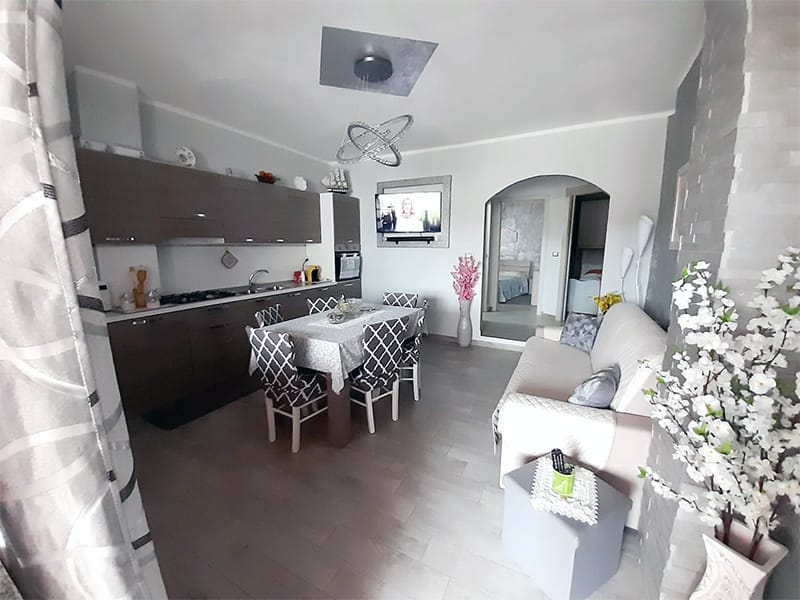 Veduta della cucina e della sala da pranzo di una casa vacanze a Lampedusa.