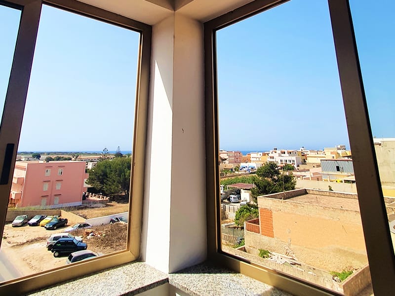 Una case vacanze a Lampedusa con una vista mozzafiato sulla città.