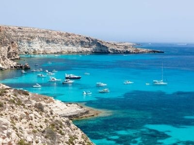 Le case vacanze a Lampedusa vantano splendide acque blu.
