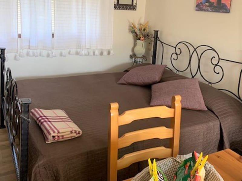Una residenza sull'isola di Lampedusa caratterizzata da un posto letto in una stanza con tavolo e sedie.