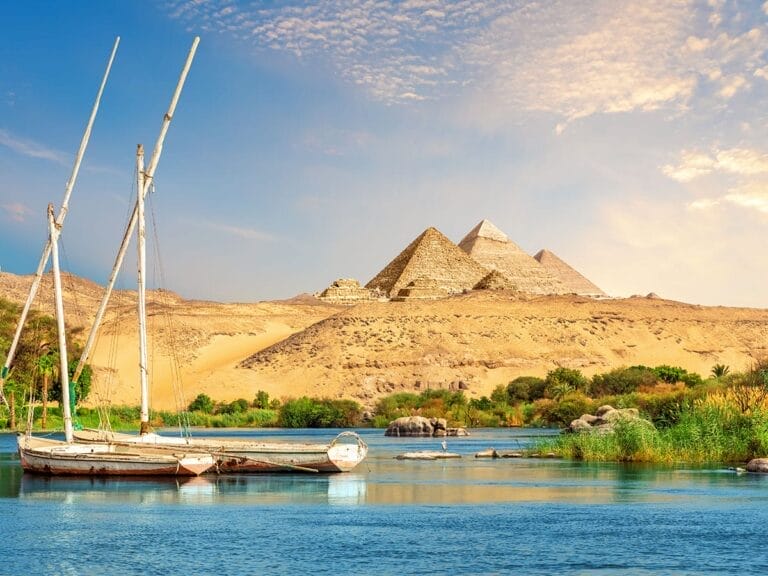 Una barca turistica è ormeggiata nel Nilo vicino alle piramidi di Giza, in Egitto.