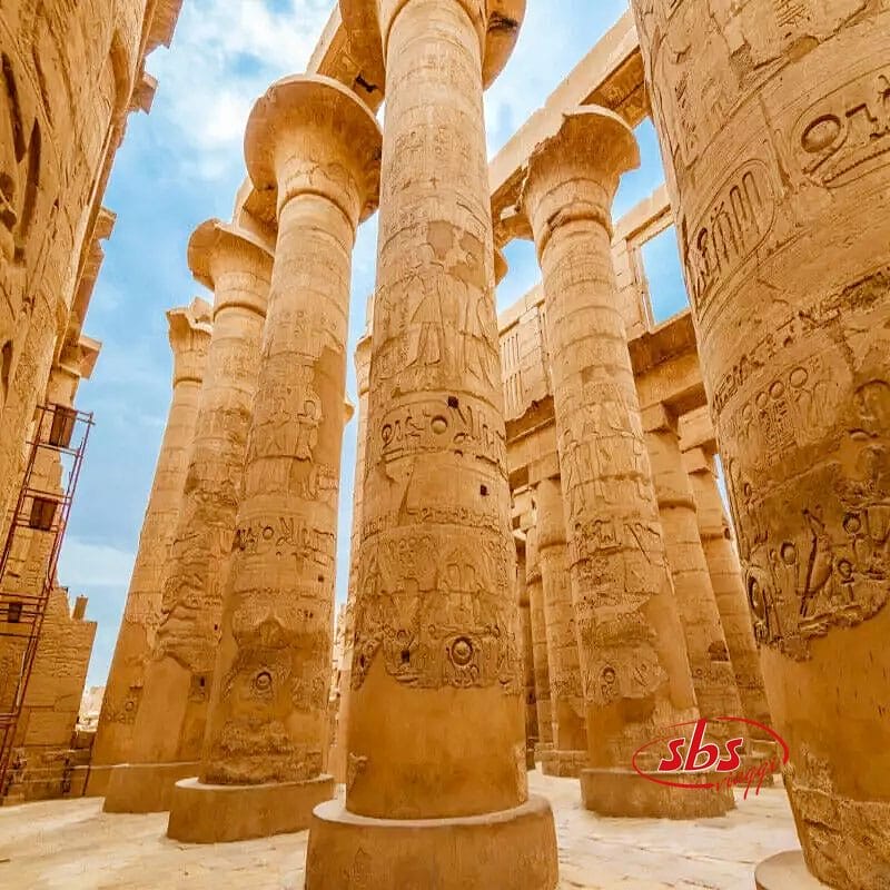 Esplora gli affascinanti templi dell'antico Egitto in Egitto, circondati dal maestoso Nilo e dalle imponenti piramidi.