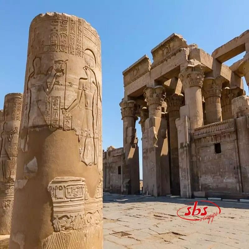 Un tempio con colonne di fronte, situato lungo il maestoso fiume Nilo, che offre ai turisti un ambiente accattivante e pittoresco per esplorare e ammirare l'architettura ispirata ai Piramidi. Imbarcarsi