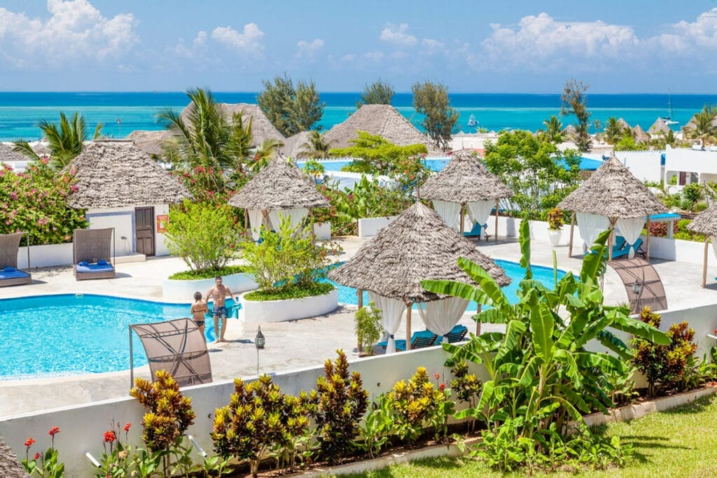 Resort con piscina e capanne in paglia, che propone pacchetti vacanza a Zanzibar tramite SBS Viaggi.