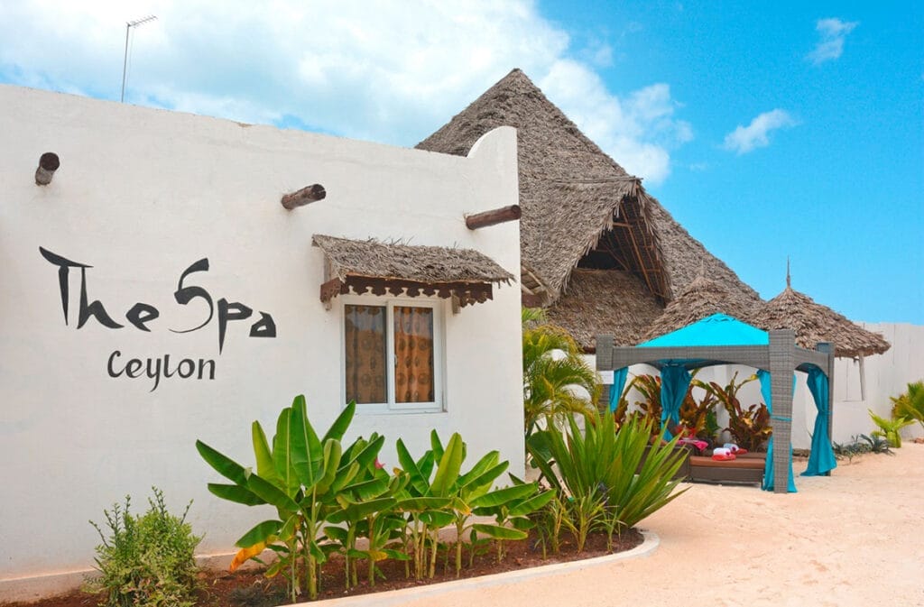 Lo Spa Colyon è un lussuoso resort situato in Kenya. Conosciuto per le sue viste mozzafiato e i trattamenti termali di prima classe, offre il rifugio perfetto per i viaggiatori in cerca di relax e ringiovanimento. Che tu sia