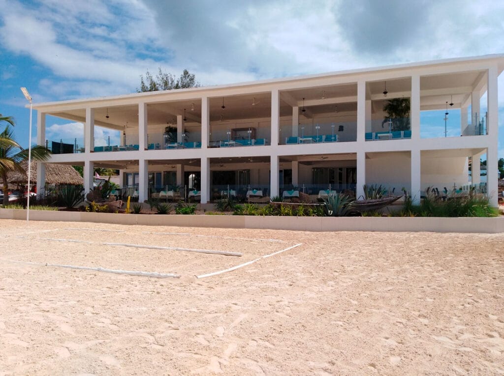 Una casa al mare con davanti un campo da pallavolo. Stai pianificando un viaggio a Zanzibar? Non cercare oltre Bravo Premium Kendwa Beach. Questa splendida struttura fronte mare offre