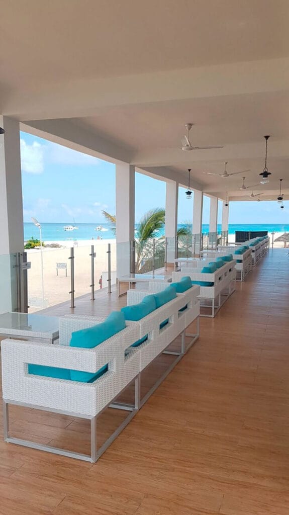 Uno splendido balcone che offre viste mozzafiato sulla spiaggia e sull'oceano.