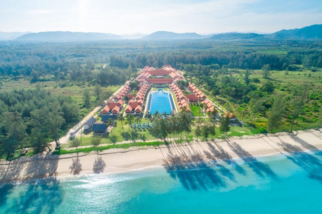 Una veduta aerea del resort Bravo Premium Khao Lak a Phuket, Tailandia.