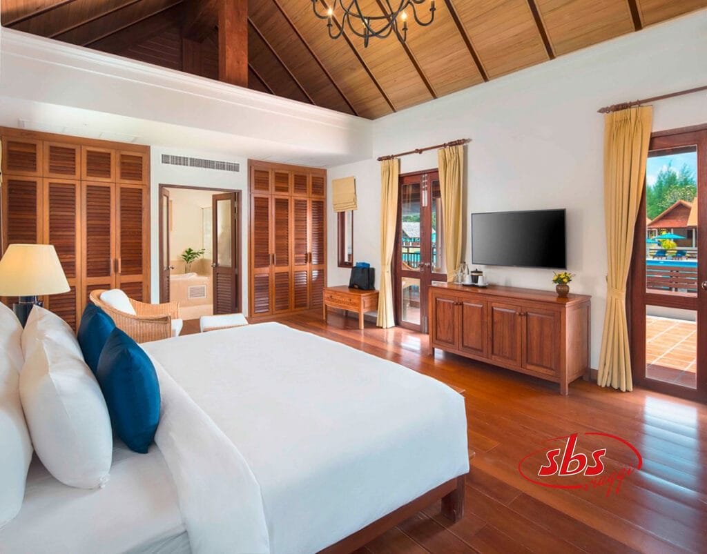Una spaziosa camera da letto con splendidi pavimenti in legno e TV di alta qualità.