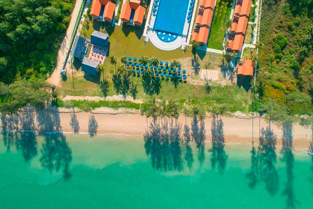 Una veduta dall'alto del villaggio Alpitour resort sulla spiaggia in Thailandia, che offre un'esperienza di viaggio premium con il pacchetto Bravo Premium Khao Lak.