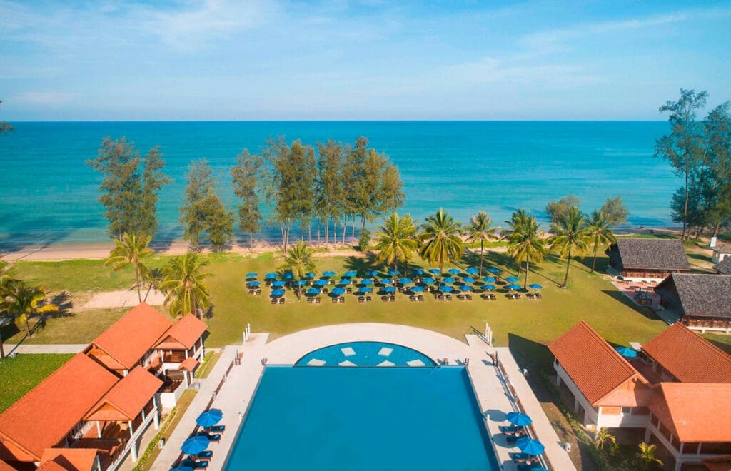 Una veduta aerea del resort Bravo Premium Khao Lak con piscina e spiaggia.