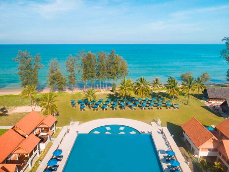 Una veduta aerea del Bravo Premium Khao Lak, un resort sul mare in Thailandia con piscina e spiaggia.