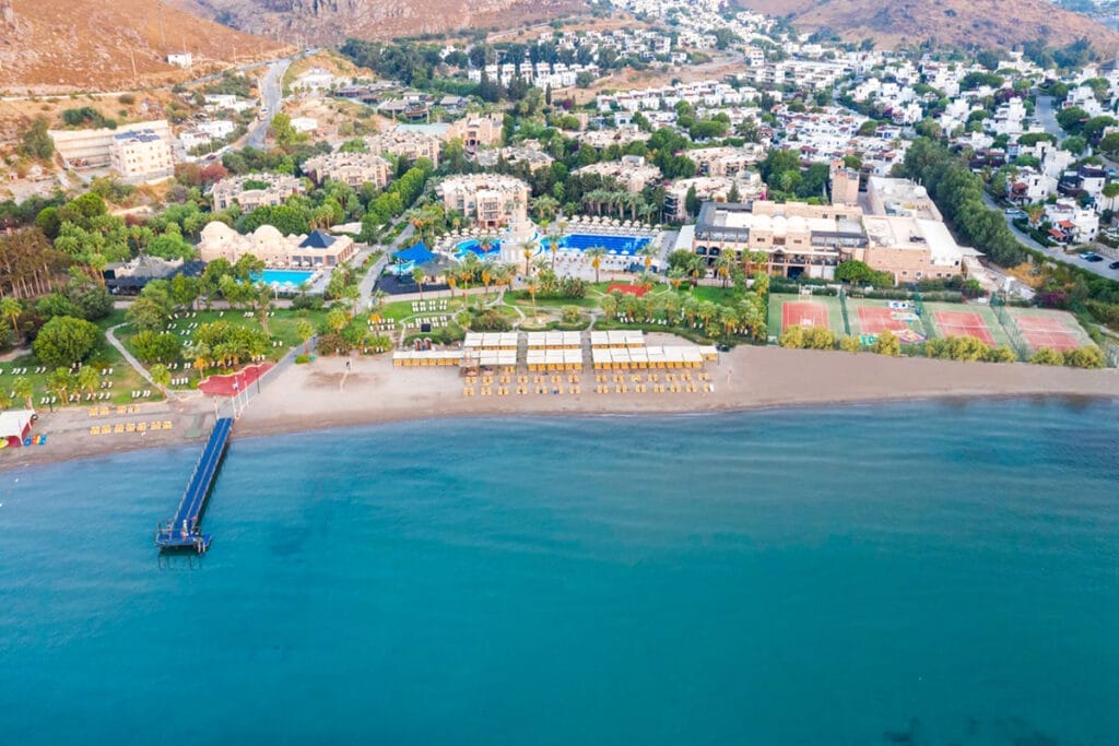 Una veduta aerea di una località balneare di Cipro con una splendida costa.