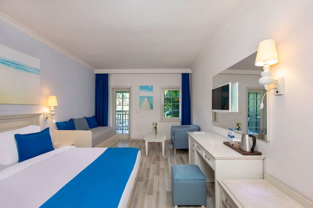 Offerta viaggio a Bodrum in Turchia, una camera con letto e accenti blu e bianchi.
