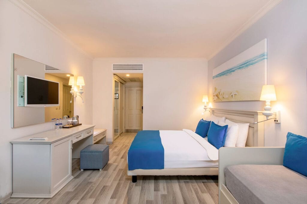 Un'offerta viaggio camera d'albergo a Bodrum, Turchia con letto e televisione.