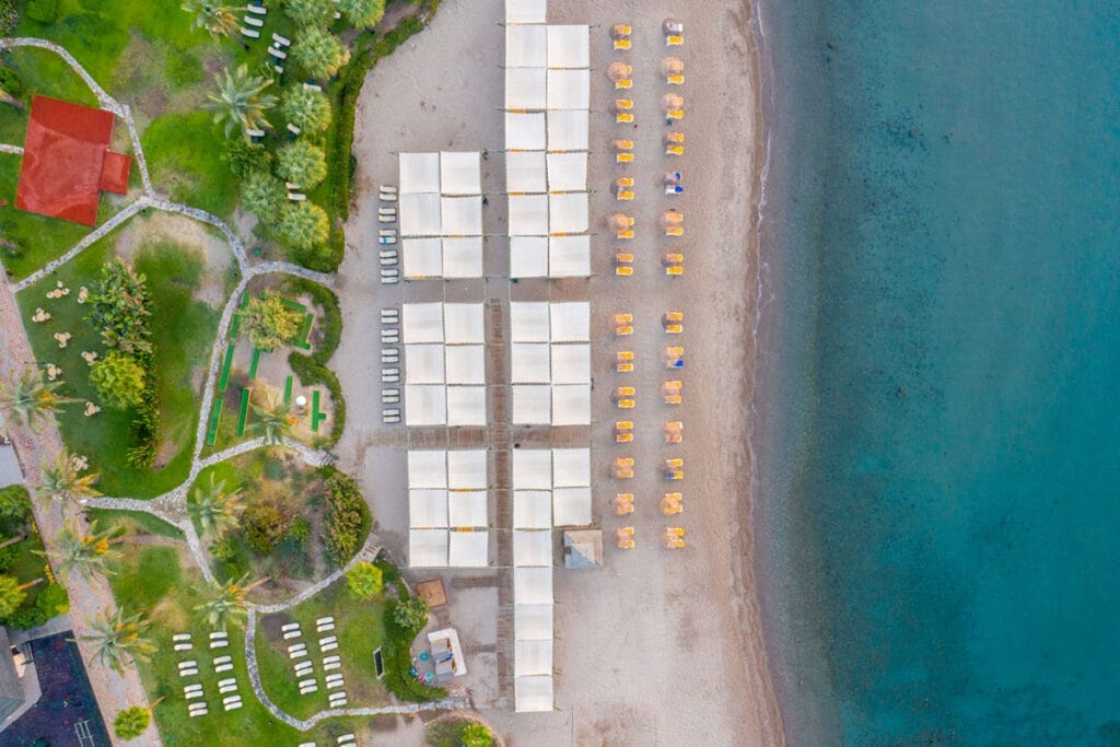 Offerta viaggio a Bodrum, Turchia - Un panorama aereo di un resort sulla spiaggia.