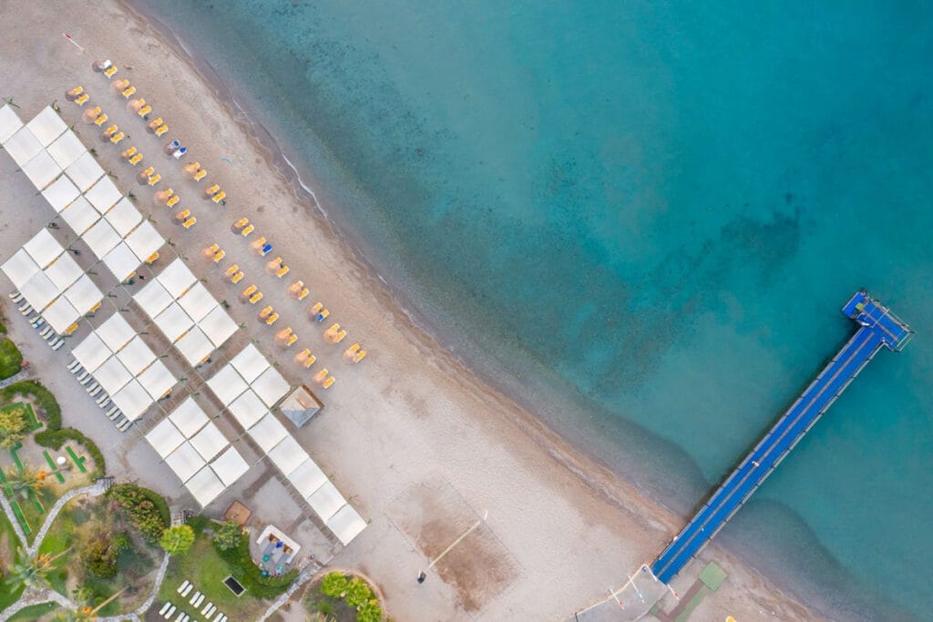 Una veduta aerea di una località balneare di Cipro con una splendida costa.
