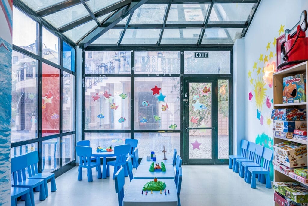 Una stanza per bambini con sedie blu e giocattoli a Bodrum, Turchia.