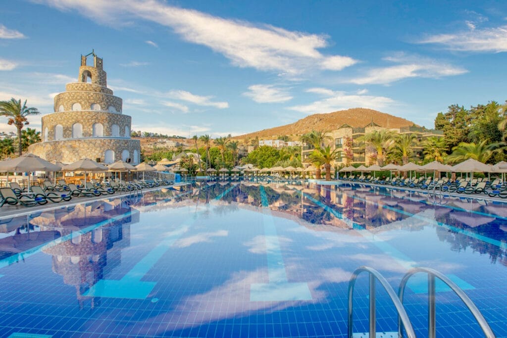 Un'offerta per un viaggio a Bodrum in Turchia che include la piscina di un resort.