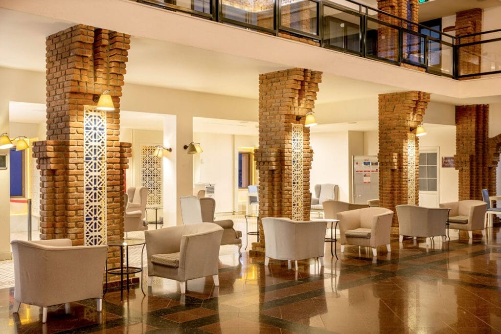 Una stanza con pilastri e sedie in mattoni, che offre un viaggio a Bodrum in Turchia.
