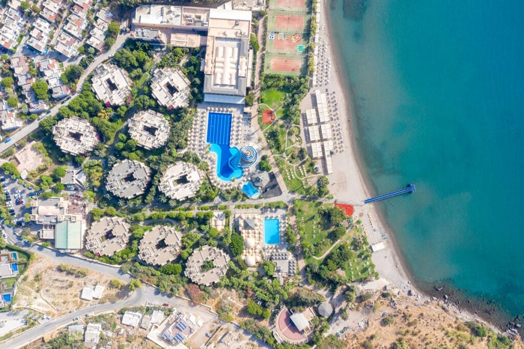 "Offerta viaggio a Bodrum in Turchia. Veduta aerea di un resort con piscina.