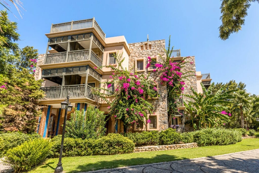 L'appartamento si trova in un palazzo a Bodrum, Turchia.