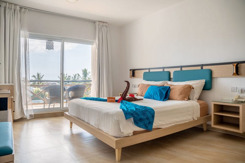 Il Bravo Premium Kendwa Beach offre un posto letto in una camera con vista sull'oceano.