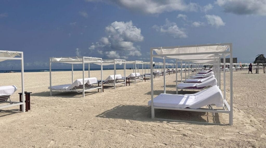 Bravo Premium Kendwa Beach propone un gruppo di lettini in spiaggia per un'offerta viaggio SBS Viaggi o un'offerta viaggio a zanzibar alpitour.