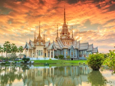 SBS Viaggi propone offerte di viaggio in Thailandia, dove potrai esplorare un grande edificio circondato da uno splendido specchio d'acqua.