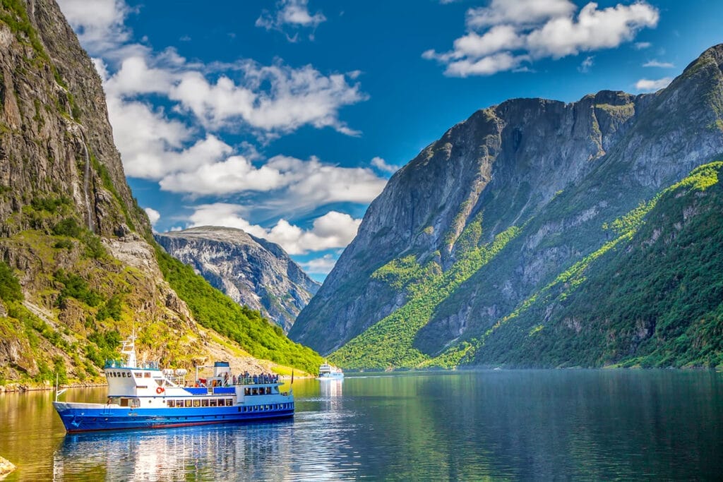 Una barca blu nelle tranquille acque della Norvegia.