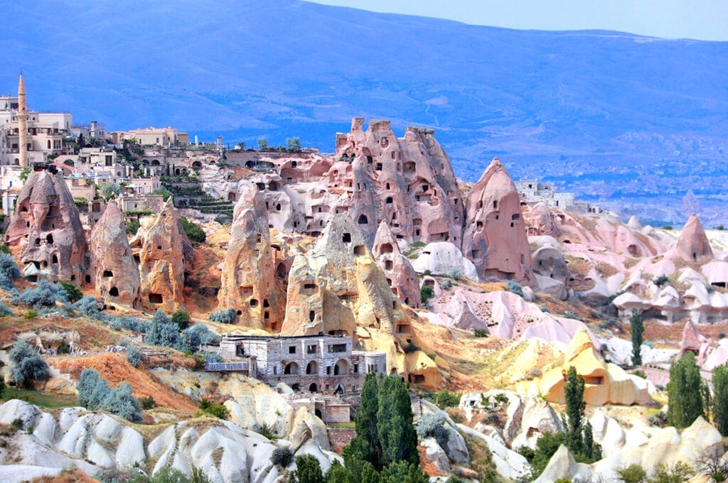 SBS Viaggi offre una vista mozzafiato di una montagna in lontananza in Capadocia durante il loro esclusivo tour in Turchia.
