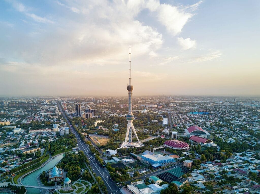 Veduta aerea della torre della televisione a Tashkent, Uzbekistan.