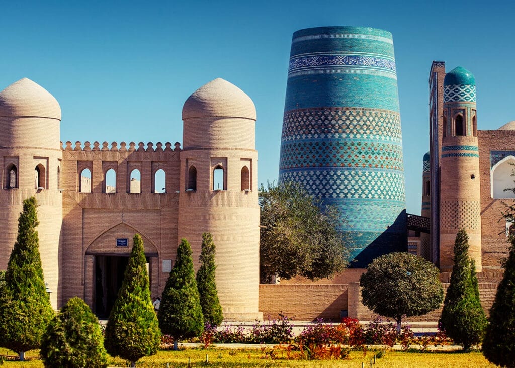 Scopri il ricco patrimonio e la diversità culturale dell'Uzbekistan classico. Esplora siti storici, assaggia la cucina tradizionale e immergiti nell'incantevole bellezza di questo affascinante paese.