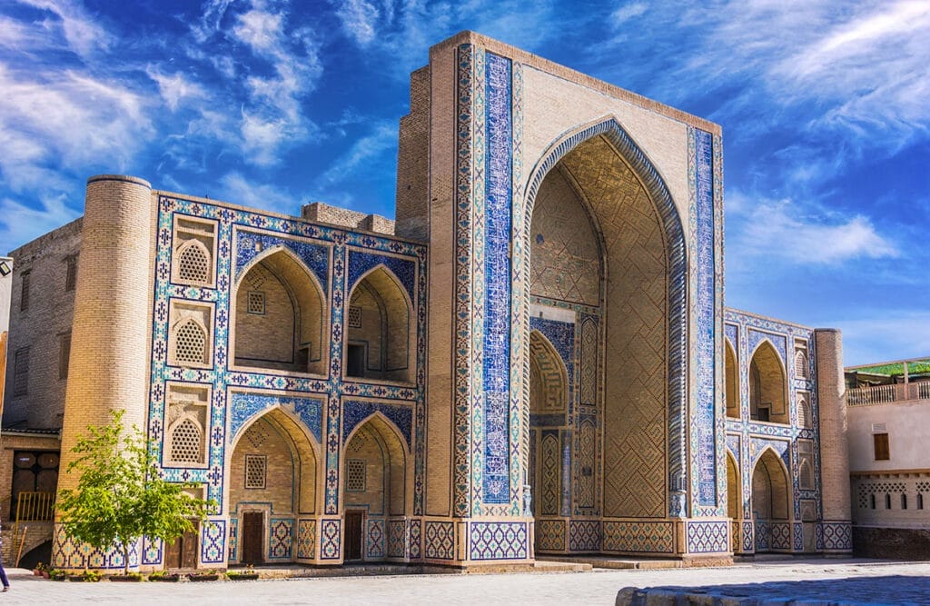 Un edificio di ispirazione classica al centro di un cortile in Uzbekistan.