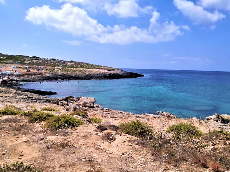 Una scogliera rocciosa che si affaccia sull'oceano blu a Lampedusa.