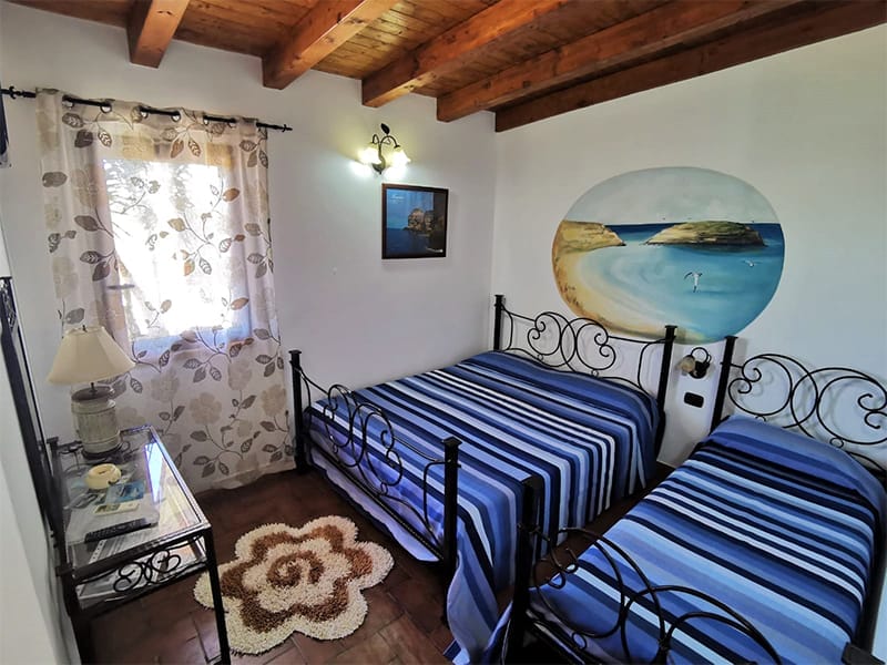 Nelle Villette c'è una camera con due letti e alla parete un quadro di Mara Lampedusa.