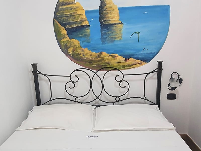 Una stanza a Villette adornata da un dipinto sulla parete sopra il/i letto/i.