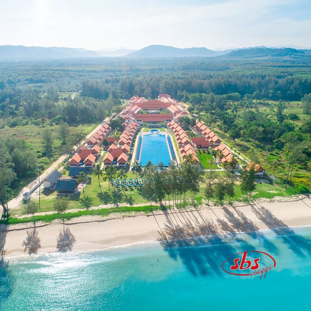 Una veduta aerea dell'esclusivo resort Bravo Premium Khao Lak sulla spiaggia in Thailandia.