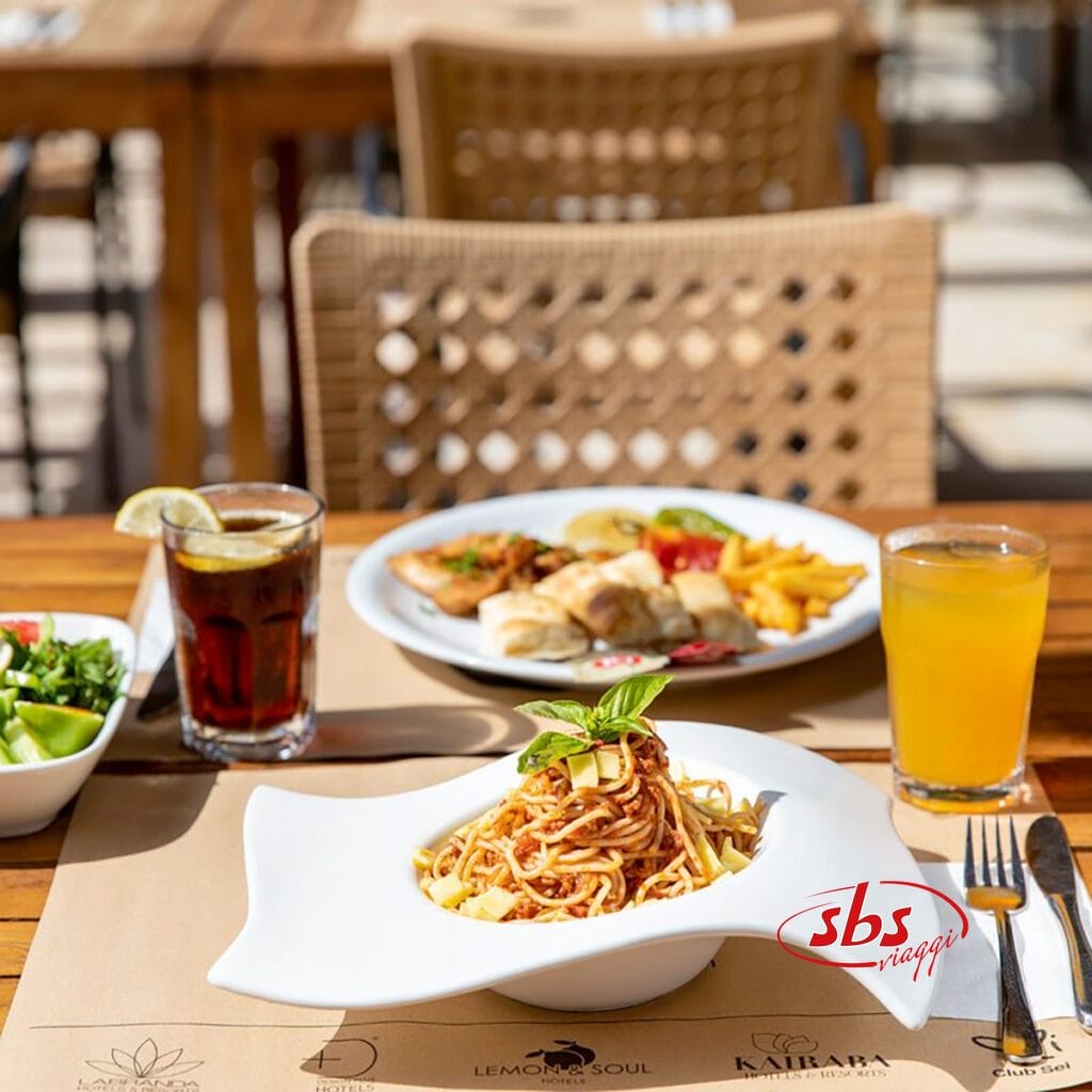 Un piatto di cibo in tavola con un'allettante offerta di viaggio a Bodrum in Turchia.