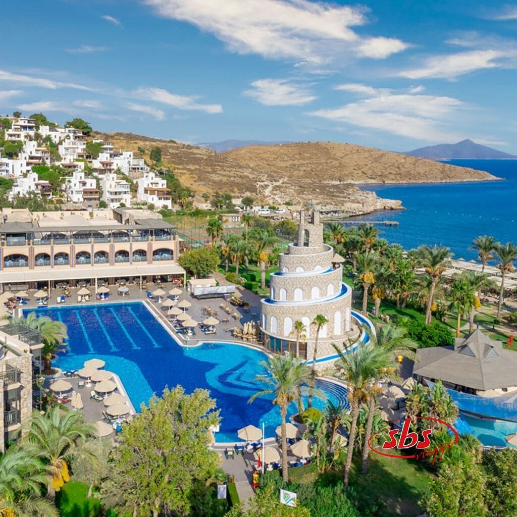 Un'offerta viaggio a Bodrum in Turchia che offre una veduta aerea di un resort con piscina e spiaggia.