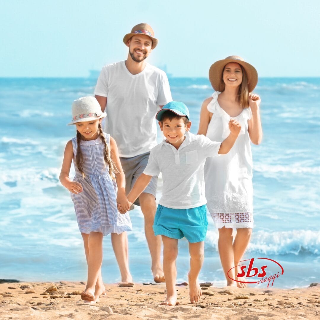 Una famiglia passeggia sulla spiaggia godendosi la crociera MSC.