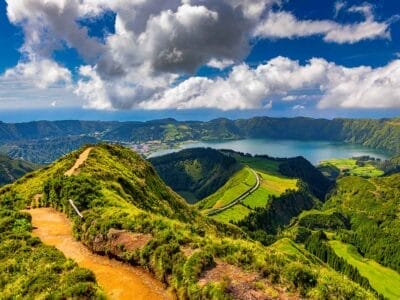 Un sentiero che conduce ad un lago tra le montagne di Terceira.