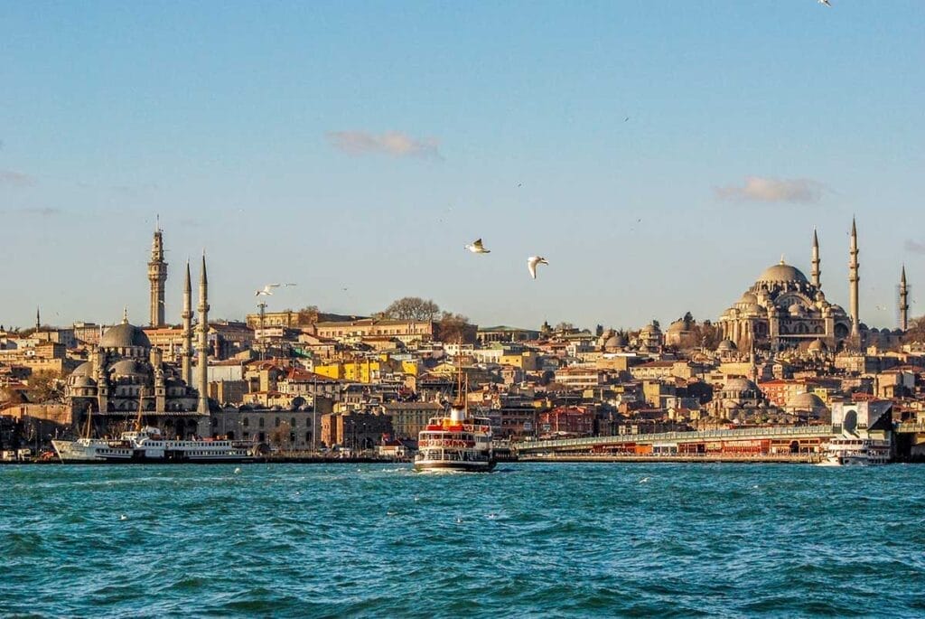 Una vista pittoresca di Istanbul dall'acqua, che mette in mostra lo splendore e il fascino della città.