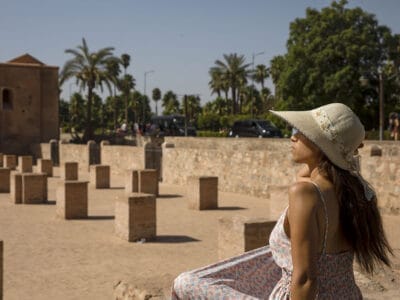 Una donna che indossa un cappello è in piedi nel deserto di Chefchaouen.