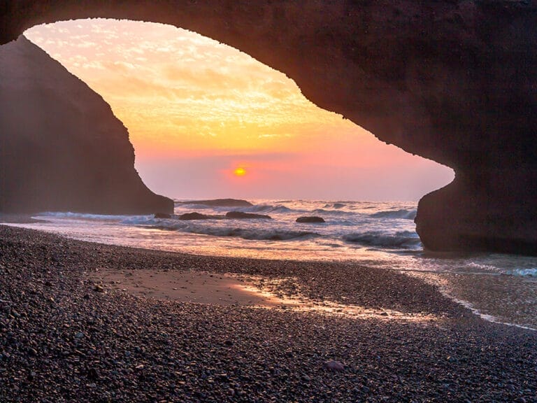 Una spiaggia con un arco di roccia in mezzo alla sabbia situata ad Agadir, nel Grand Sud Marocain.