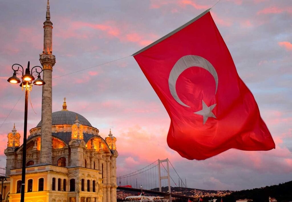 La bandiera turca sventola davanti a una moschea di Istanbul.